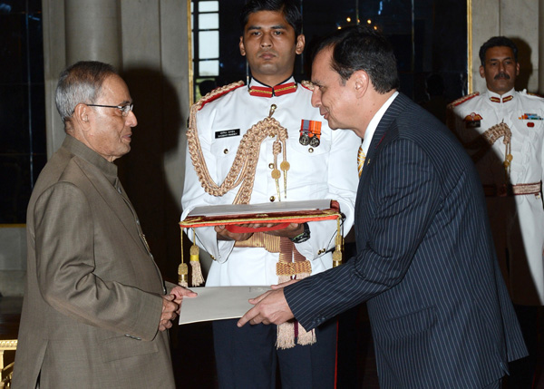 The Ambassador of Bulgaria, His Excellency Mr. Petko Doykov presenting his credentials to the President of India, Shri Pranab Mukherjee at Rashtrapati Bhavan in New Delhi on June 10, 2014. 