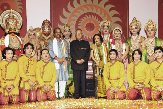 The President of India, Shri Pranab Mukherjee with the Artists and Organiser after witnessing Ramyana by Shri Ram Bharatiya Kala Kendra at Rashtrapati Bhavan Auditorium on October 13,2012.