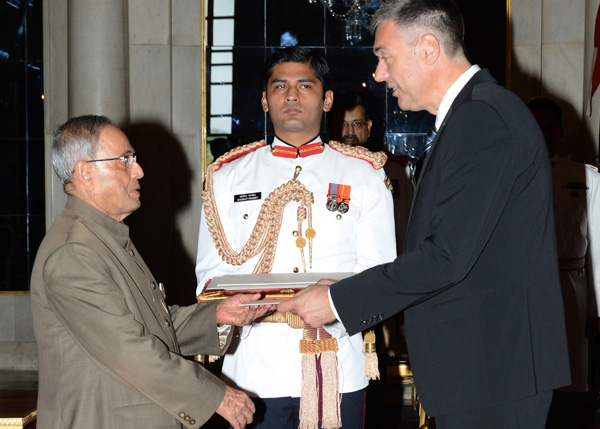 The Ambassador of Bulgaria, His Excellency Mr. Petko Doykov presenting his credentials to the President of India, Shri Pranab Mukherjee at Rashtrapati Bhavan in New Delhi on June 10, 2014. 