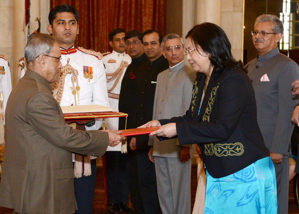 The Ambassador of Kyrgyz Republic, Her Excellency Mrs. Samargiul Adamkulova presenting her credentials to the President of India, Shri Pranab Mukherjee at Rashtrapati Bhavan in New Delhi on June 10, 2014. 