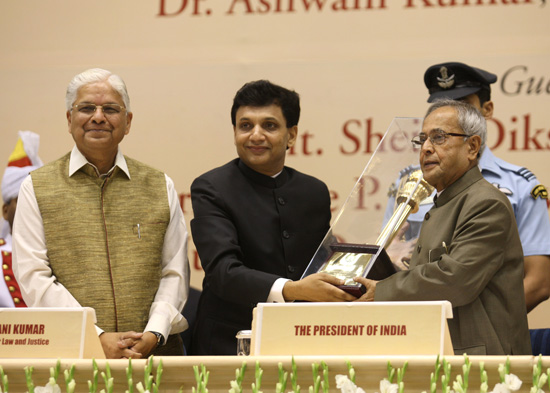 The President of India, Shri Pranab Mukherjee being felicitated at the inauguration of the National Seminar on Welfare of Lawyers organized by the Bar Council of Delhi at Vigyan Bhavan, New Delhi on May 4, 2013. Also seen is the Union Minister of Law and