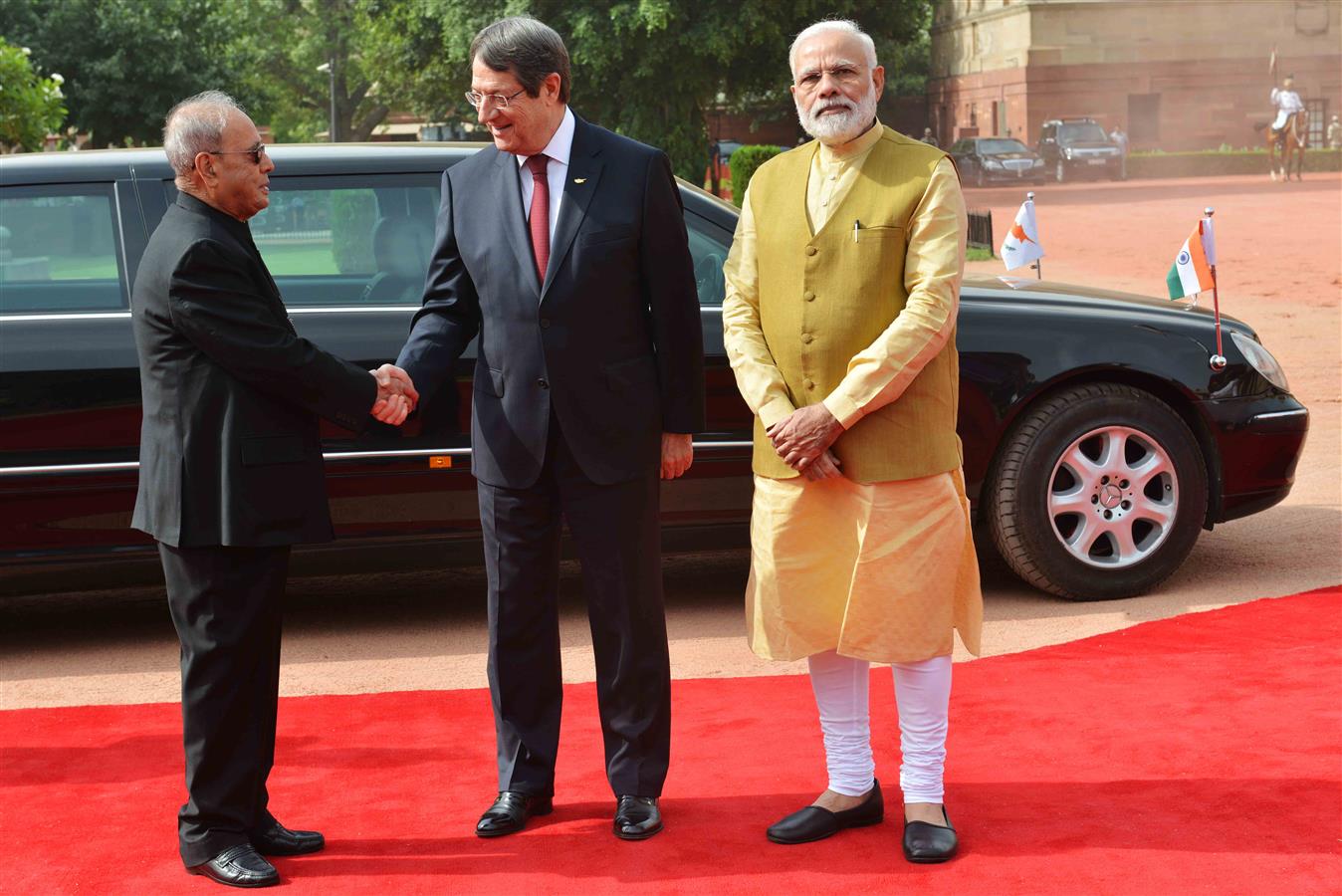 The President of India, Shri Pranab Mukherjee receiving the President of the Republic of Cyprus, H.E. Mr. Nicos Anastasiades during his Ceremonial Reception at the Forecourt of Rashtrapati Bhavan on April 28, 2017. Also seen is the Prime Minister of India