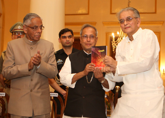 The President of India, Shri Pranab Mukhrjee receiving a Bengali literary book, Galpanjali, short-story volume composed by Prof. late Debranjan Mukhopadhyay from the former Governor of West Bengal, Justice (retired) Shri Shyamal Kumar Sen at Raj Bhavan in