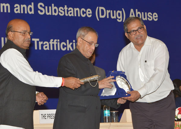 The President of India, Shri Pranab Mukherjee while presenting a National Award for Outstanding Services in the Field of Prevention of Alcoholism and Substance (Drug) Abuse at Vigyan Bhavan in New Delhi on June 26, 2014 on the occasion of International Da 