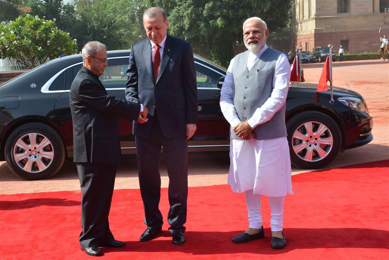 The President of India, Shri Pranab Mukherjee receiving the President of Republic of Turkey, H.E. Mr. Recep Tayyip Erdogan during his Ceremonial Reception at the Forecourt of Rashtrapati Bhavan on May 1, 2017. Also seen is the Prime Minister of India, Sh