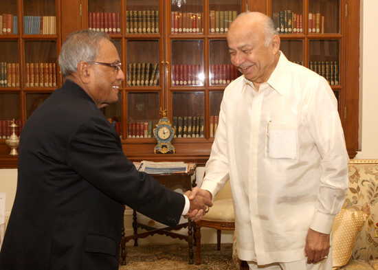 The Union Minister of Home Affairs, Shri Sushilkumar Shinde calling on the President of India, Shri Pranab Mukherjee at Rashtrapati Bhavan in New Delhi on October 18, 2012.