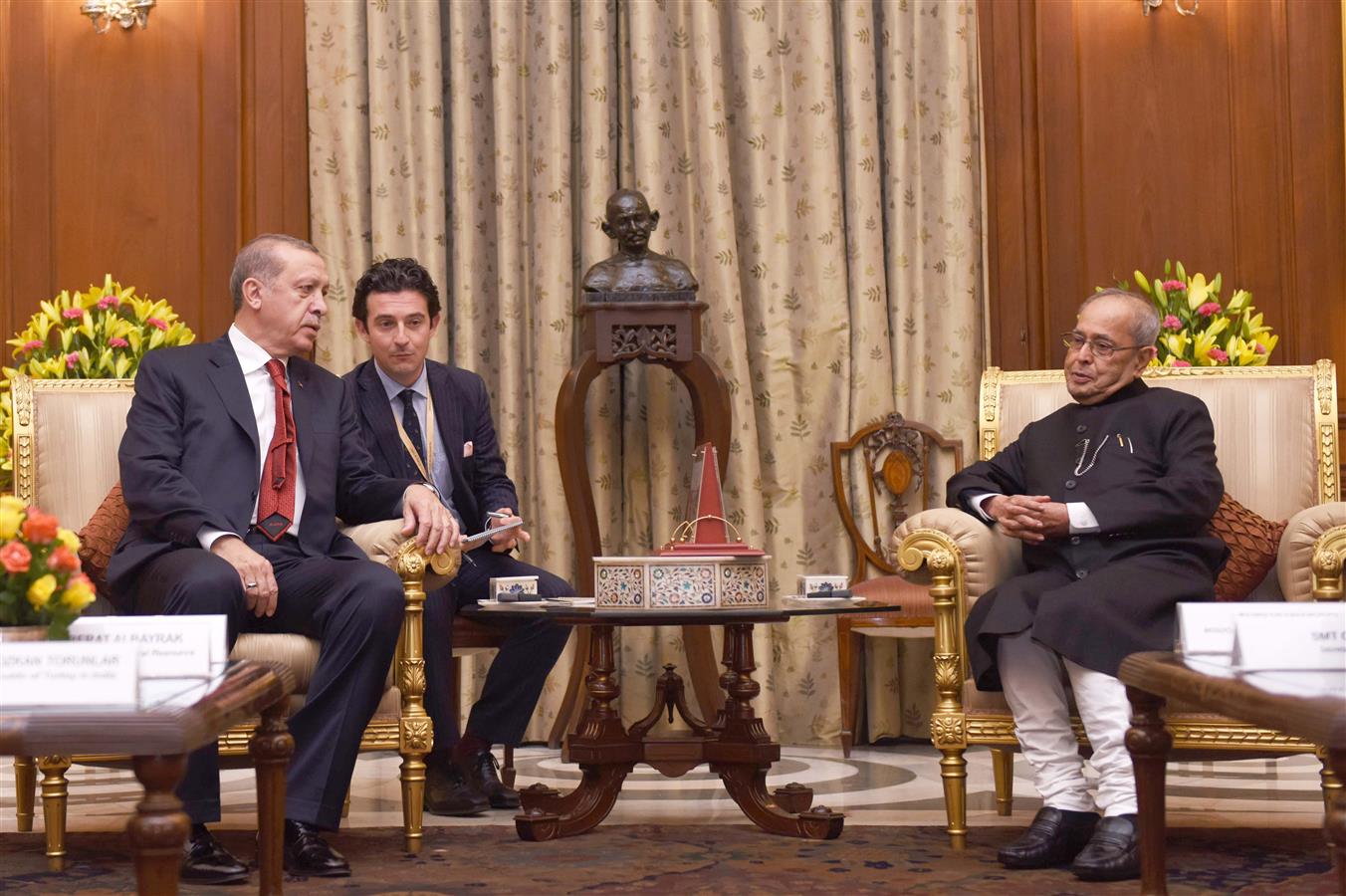 The President of Republic of Turkey, H.E. Mr. Recep Tayyip Erdogan calling on the President of India, Shri Pranab Mukherjee at Rashtrapati Bhavan on May 1, 2017.