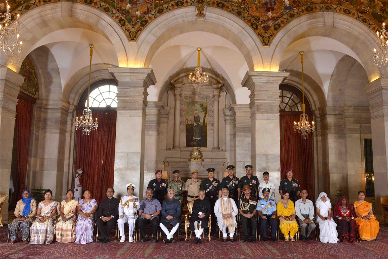 भारत के राष्ट्रपति, श्री प्रणब मुखर्जी 07 मई, 2016 को राष्ट्रपति भवन में रक्षा अलंकरण समारोह में शौर्य पुरस्कार तथा विशिष्ट सेवा अलंकरण प्राप्तकर्ताओं के साथ। 