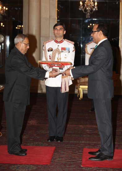 The High Commissioner of the Republic of Maldives, His Excellency Mr. Mohamed Naseer presenting his credentials to the President of India, Shri Pranab Mukherjee at Rashtrapati Bhavan in New Delhi on May 9, 2013.