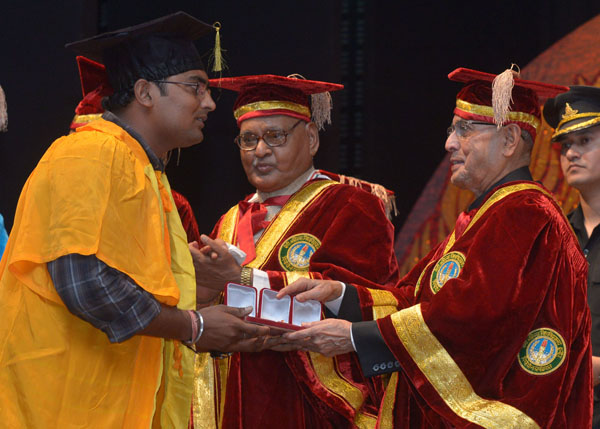 The President of India, Shri Pranab Mukherjee while presenting a degree to the student at the Convocation Ceremony of Devi Ahilya Vishwavidayalaya at Indore in Madhya Pradesh on June 28, 2014. Also seen is the Governor of Madhya Pradesh, Shri Ram Naresh Y 