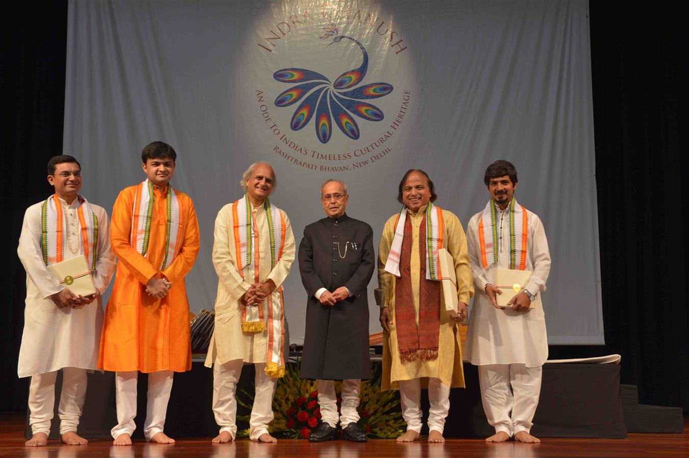 भारत के राष्ट्रपति, श्री प्रणब मुखर्जी 07 मई, 2016 को राष्ट्रपति भवन में श्री उल्हास कशालकर की प्रस्तुति देखने के पश्चात कलाकारों के साथ। 