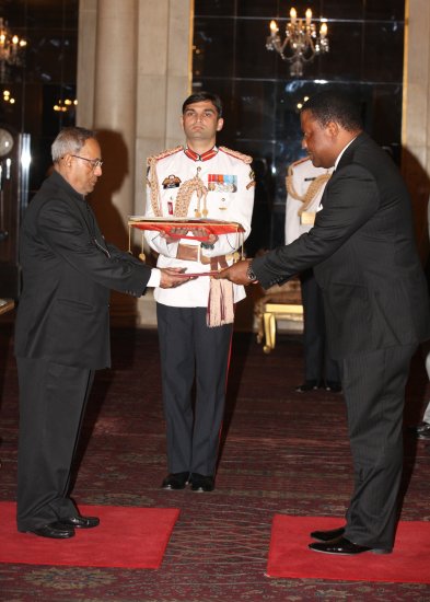 The High Commissioner of the Republic of Malawi, His Excellency Dr. Perks Ligoya presenting his credentials to the President of India, Shri Pranab Mukherjee at Rashtrapati Bhavan in New Delhi on May 9, 2013.