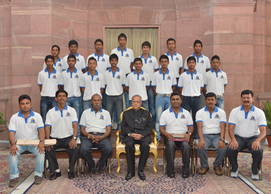 The President of India, Shri Pranab Mukherjee with the Members of Under -16 Bengal Cricket Team on January 17, 2013.