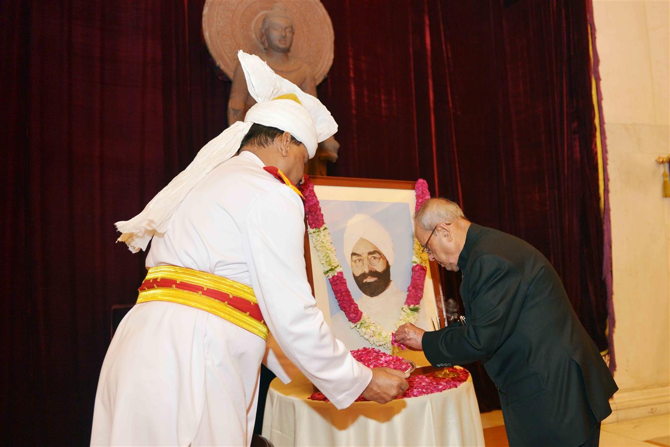 भारत के राष्ट्रपति, श्री प्रणब मुखर्जी 5 मई, 2017 को राष्ट्रपति भवन में भारत के पूर्व राष्ट्रपति, ज्ञानी जैल सिंह के जन्म दिवस पर उनके चित्र पर श्रद्धांजलि अर्पित करते हुए