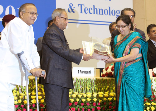 The President of India, Shri Pranab Mukherjee while presenting a National Technological Award at Vigyan Bhavan in New Delhi on May 11, 2013 on the occasion of the National Technology Day. The Union Minister of Science and Technology and Earth Sciences, Sh