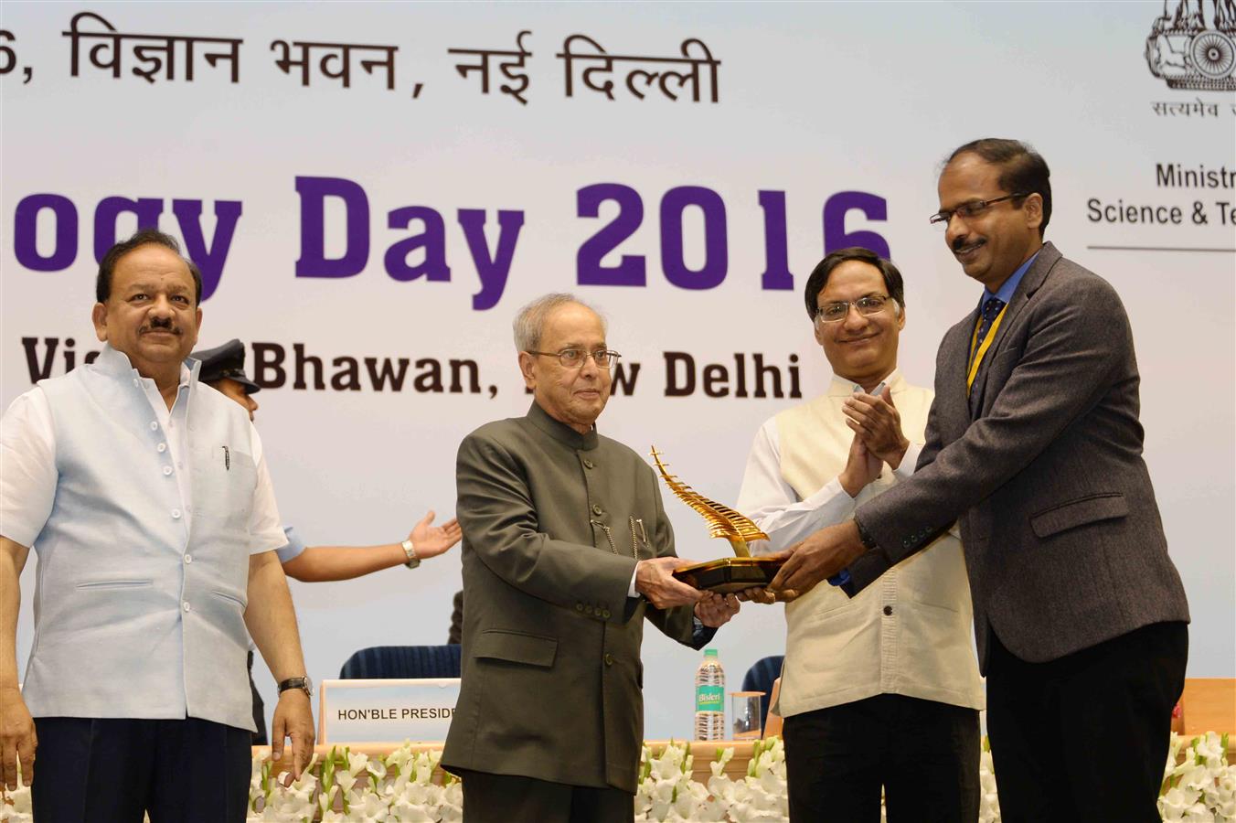 The President of India, Shri Pranab Mukherjee presenting the National Awards on Technology at the National Technology Day celebrations at Vigyan Bhavan in New Delhi on May 11, 2016. 