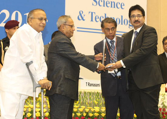 The President of India, Shri Pranab Mukherjee while presenting a National Technological Award at Vigyan Bhavan in New Delhi on May 11, 2013 on the occasion of the National Technology Day. The Union Minister of Science and Technology and Earth Sciences, S