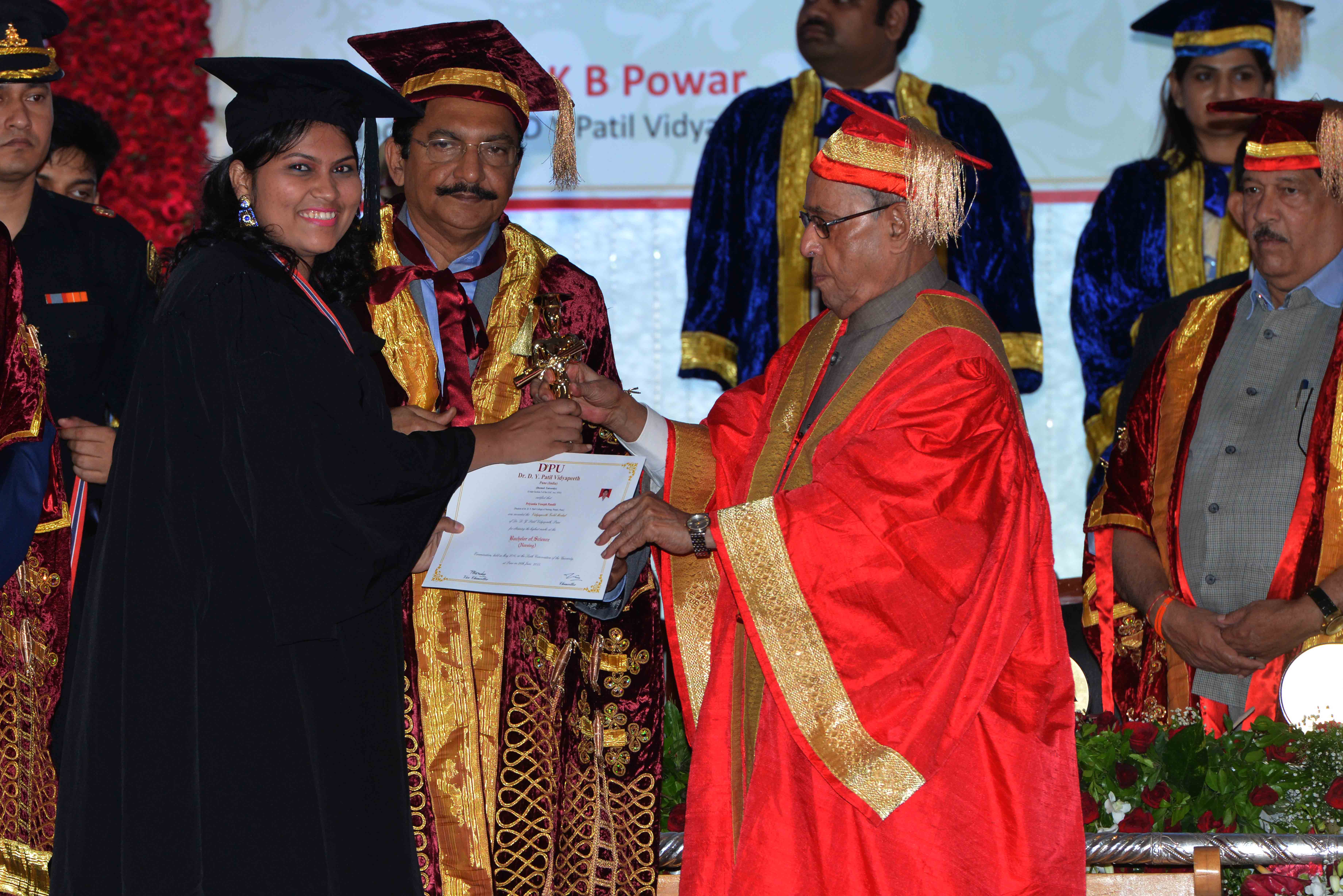 The President of India, Shri Pranab Mukherjee conferring Gold Medal to a student at the Sixth Convocation of Dr. D.Y. Patil Vidyapeeth at Pune on June 26, 2015.