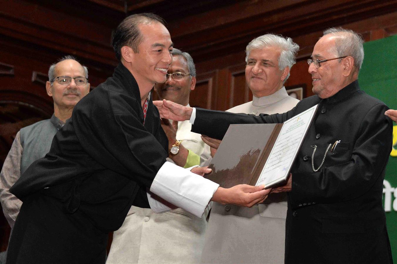 भारत के राष्ट्रपति, श्री प्रणब मुखर्जी 05 मई, 2017 को इंदिरा गांधी राष्ट्रीय वन अकादमी, देहरादून, उत्तराखंड के वार्षिक दीक्षांत समारोह में एक विद्यार्थी को डिग्री प्रदान करते हुए।