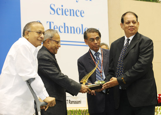 The President of India, Shri Pranab Mukherjee while presenting a National Technological Award at Vigyan Bhavan in New Delhi on May 11, 2013 on the occasion of the National Technology Day. The Union Minister of Science and Technology and Earth Sciences, Sh