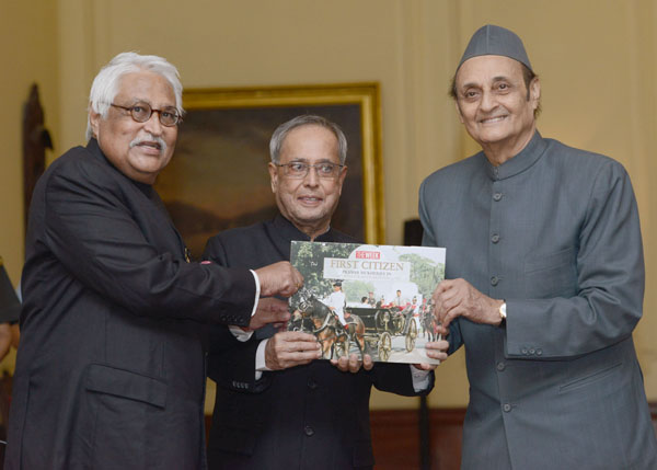 भारत के राष्ट्रपति, श्री प्रणब मुखर्जी 2 जुलाई, 2014 को, राष्ट्रपति भवन, नई दिल्ली में ‘द वीक’ के प्रबंध संपादक, श्री फिलिप मैथ्यू की उपस्थिति में डॉ. कर्ण सिंह से ‘फर्स्ट सिटिजन : प्रणब मुखर्जी’ नामक पुस्तक की प्रथम प्रति प्राप्त करते हुए। 