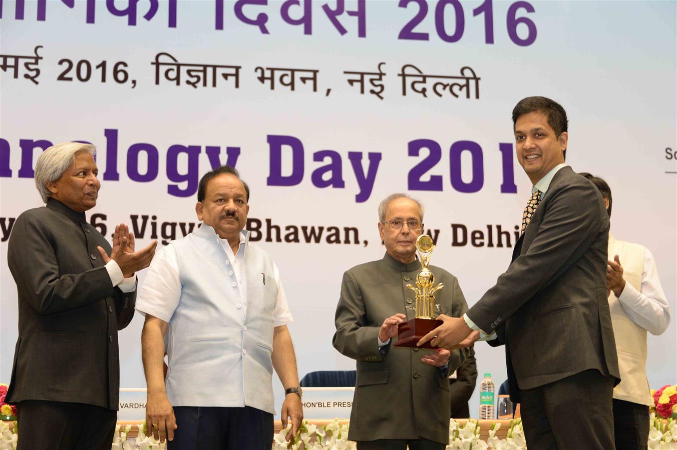 The President of India, Shri Pranab Mukherjee presenting the National Awards on Technology at the National Technology Day celebrations at Vigyan Bhavan in New Delhi on May 11, 2016. 