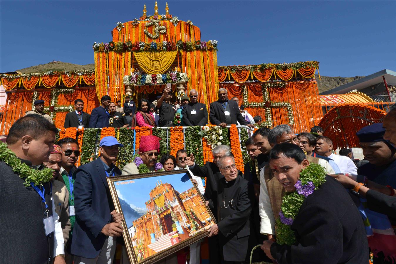 भारत के राष्ट्रपति, श्री प्रणब मुखर्जी 06 मई, 2017 को उत्तराखंड के बद्रीनाथ, चमोली जिले में श्री बद्रीनाथ मंदिर के दर्शन करते हुए।