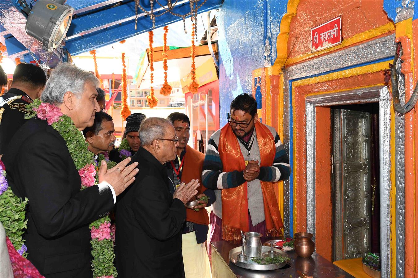 भारत के राष्ट्रपति, श्री प्रणब मुखर्जी 06 मई, 2017 को उत्तराखंड के बद्रीनाथ, चमोली जिले में श्री बद्रीनाथ मंदिर के दर्शन करते हुए।