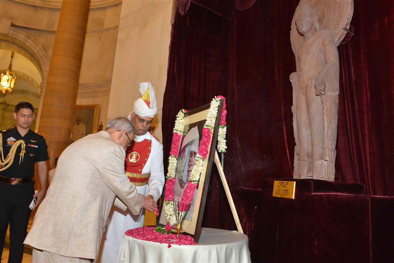 भारत के राष्ट्रपति, श्री प्रणब मुखर्जी 13 मार्च, 2016 को, राष्ट्रपति भवन में भारत के पूर्व राष्ट्रपति स्व. श्री फखरुद्दीन अली अहमद के जन्मदिवस पर उनके चित्र पर पुष्पांजलि अर्पित करते हुए 