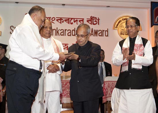 The President of India, Shri Pranab Mukherjee presenting the Asom Ratna Award to Late Smt. Mamoni Raisom Goswami at Guwahati in Assam on May 13, 2013. . The award is being received by her brother Shri Satyabrato Goswami. Also seen are the Governor of Assa