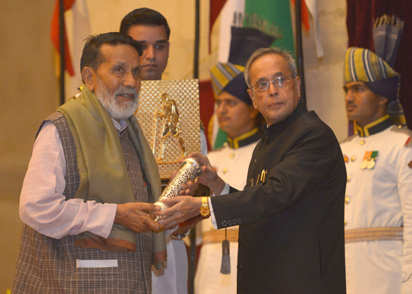 The President of India, Shri Pranab Mukherjee presenting the Gandhi Peace Prize for the year 2013 to Shri Chandi Prasad Bhatt at the Durbar Hall of Rashtrapati Bhavan in New Delhi on July 15, 2014. 