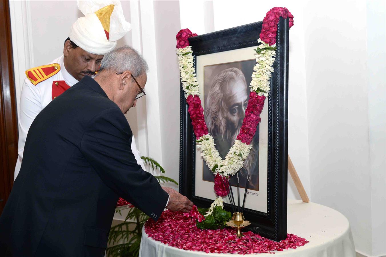 The President of India, Shri Pranab Mukherjee paying the floral tributes to Guru Rabindranath Tagore at his portrait on the occasion of his Birthday at Rashtrapati Bhavan on May 9, 2017.