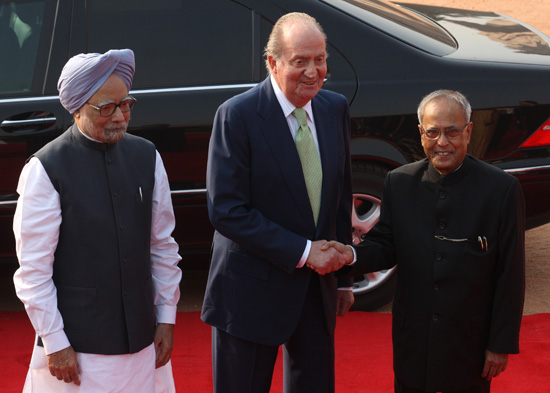 The President of India, Shri Pranab Mukherjee receiving the King of Spain, His Majesty Juan Carios I on his ceremonial reception at the Forecourt of Rashtrapti Bhavan on October 26, 2012. The Prime Minister of India, Dr. Manmohan Singh is also seen.