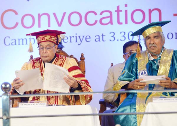 The President of India, Shri Pranab Mukherjee attending the first Convocation of the Central University of Kerala at Kasaragod in Kerala on July 18, 2014. Also seen is the Chief Minister of Kerala, Shri Oommen Chandy. 