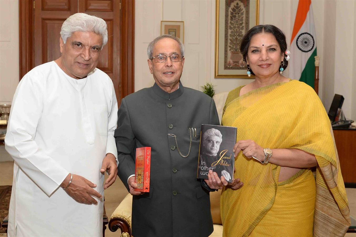 The President of India, Shri Pranab Mukherjee with Shri Javed Akhtar and Smt. Shabana Azmi at Rashtrapati Bhavan on May 18, 2016. 