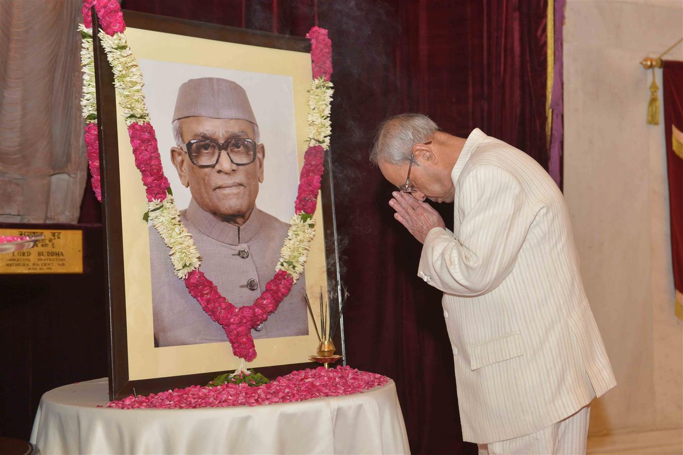 The President of India, Shri Pranab Mukherjee paying the floral tribute at the portrait of Shri Neelam Sanjiva Reddy, Former President of India on the occasion of his Birth Anniversary at Rashtrapati Bhavan on May 19, 2016. 