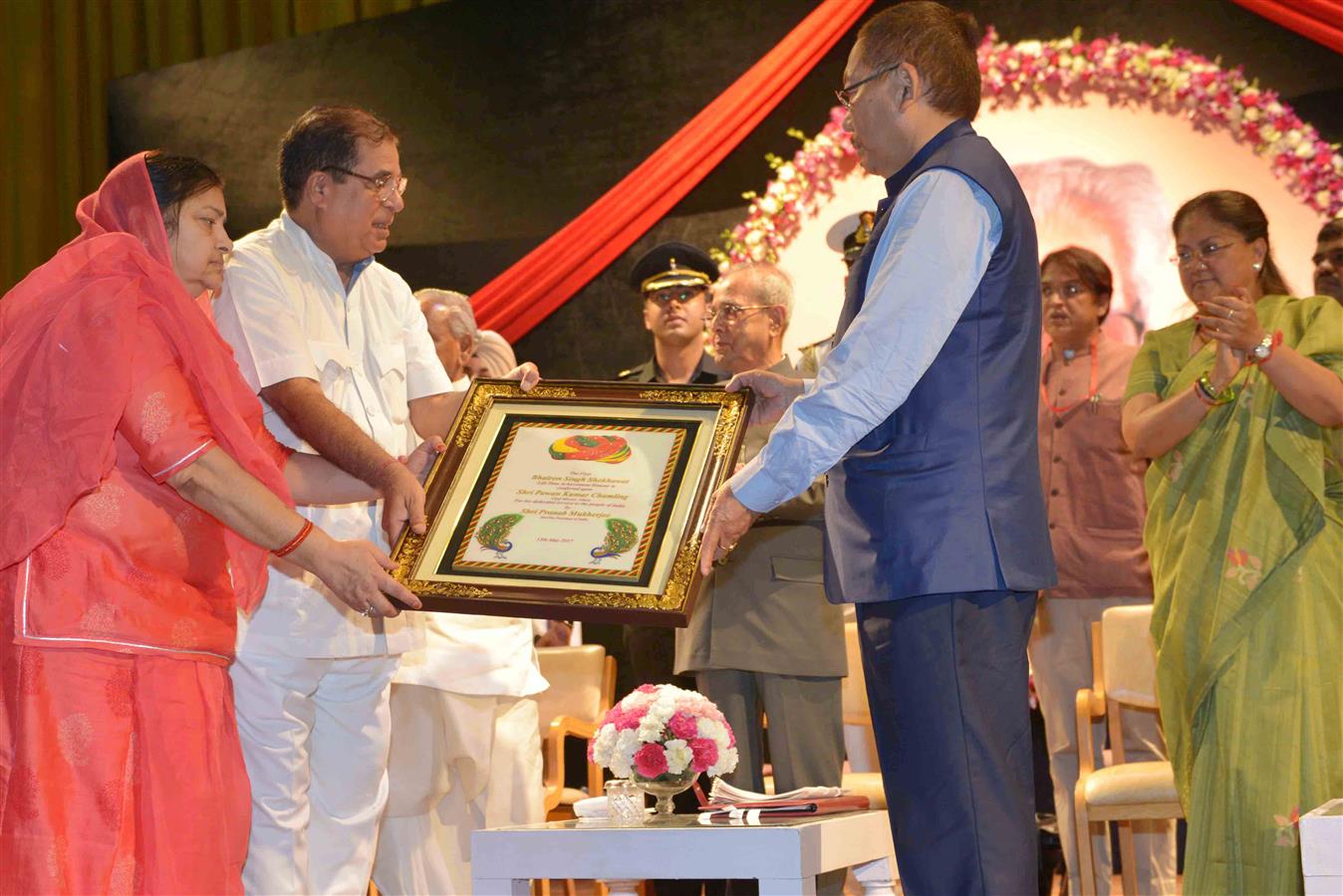 The President of India, Shri Pranab presenting the First Bhairon Singh Shekhawat Life Time Achievement Honour in Public Service to Shri Pawan Kumar Chamling, Chief Minister of Sikkim at the First Bhairon Singh Shekhawat Memorial Lecture at Jaipur in Rajas