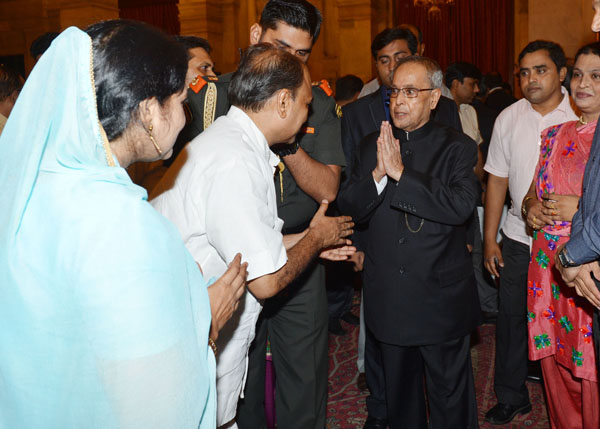 भारत के राष्ट्रपति, श्री प्रणब मुखर्जी 21 जुलाई, 2014 को, राष्ट्रपति भवन के अशोक हाल में इफ्तार की दावत में आमंत्रितों से अभिवादन स्वीकार करते हुए। 