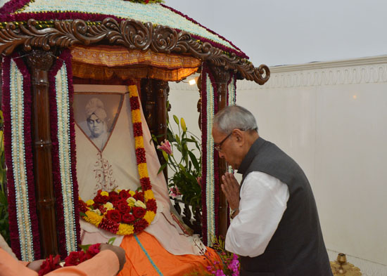 भारत के राष्ट्रपति, श्री प्रणब मुखर्जी 18 जनवरी, 2013 को कोलकाता में स्वामी विवेकानंद के पुस्तैनी घर में स्वामी विवेकानंद की 150वीं जयंती समारोहों के उद्घाटन के अवसर पर।