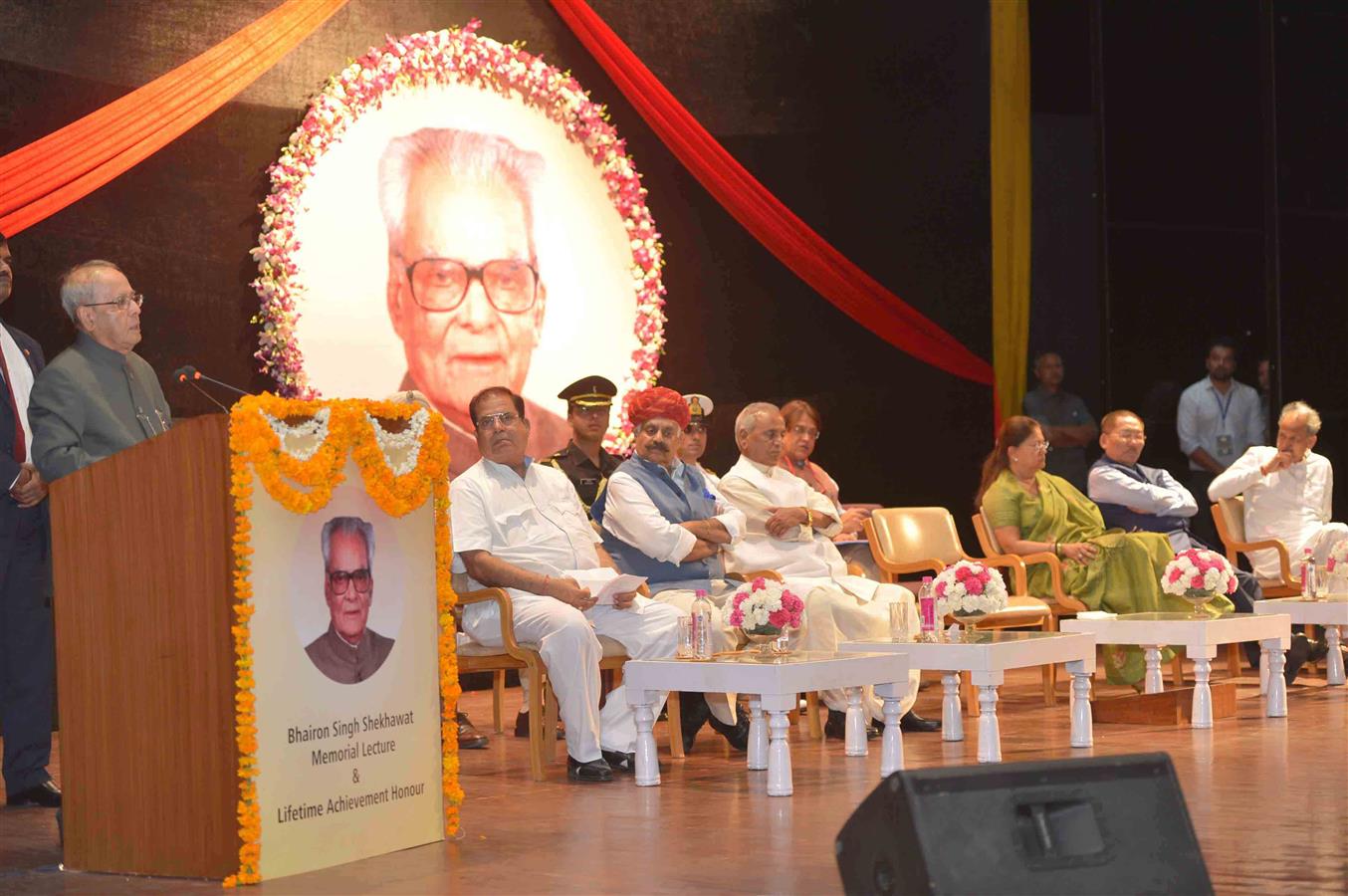 भारत के राष्ट्रपति, श्री प्रणब मुखर्जी 15 मई, 2017 को जयपुर, राजस्थान में प्रथम भैरों सिंह शेखावत स्मृति व्याख्यान देते हुए।