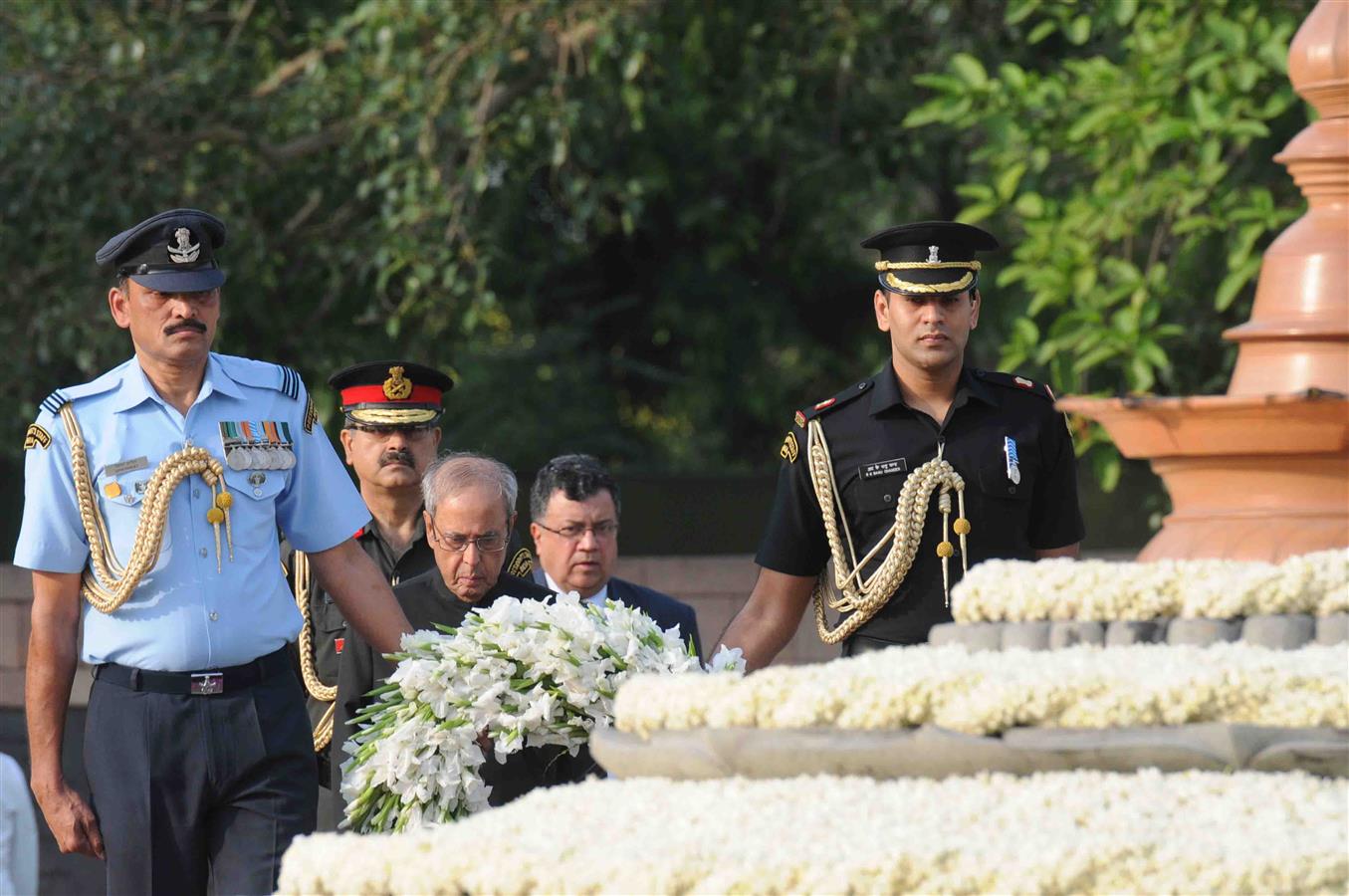 The President of India, Shri Pranab Mukherjee paying homage to the former Prime Minister of India, Late Shri Rajiv Gandhi on the occasion of his 25th Death Anniversary at Vir Bhumi on May 21, 2016. 