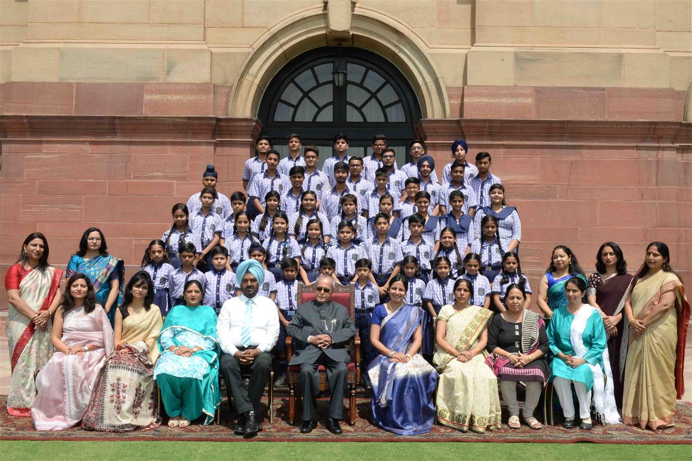 The President of India, Shri Pranab Mukherjee with the students and teachers from Mount View Public School, Mohali at Rashtrapati Bhavan on May 17, 2017.