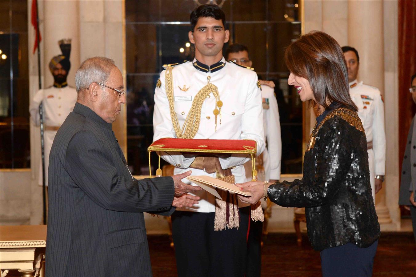 The Ambassador of the Republic of Costa Rica, Her Excellency Ms. Mariela Cruz Alvarez presenting her credential to the President of India, Shri Pranab Mukherjee at Rashtrapati Bhavan on May 17, 2017.