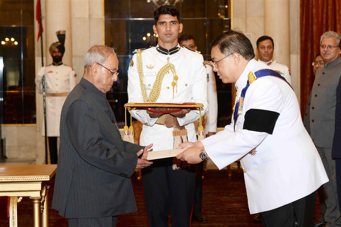 The Ambassador of the Kingdom of Thailand, His Excellency Mr. Chutintorn Gongsakdi presenting his credential to the President of India, Shri Pranab Mukherjee at Rashtrapati Bhavan on May 17, 2017.