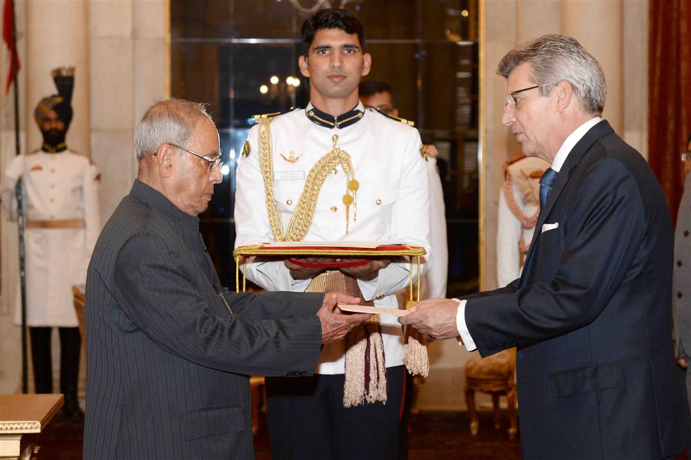 The Ambassador of Spain, His Excellency Mr. Jose Baranano presenting his credential to the President of India, Shri Pranab Mukherjee at Rashtrapati Bhavan on May 17, 2017.