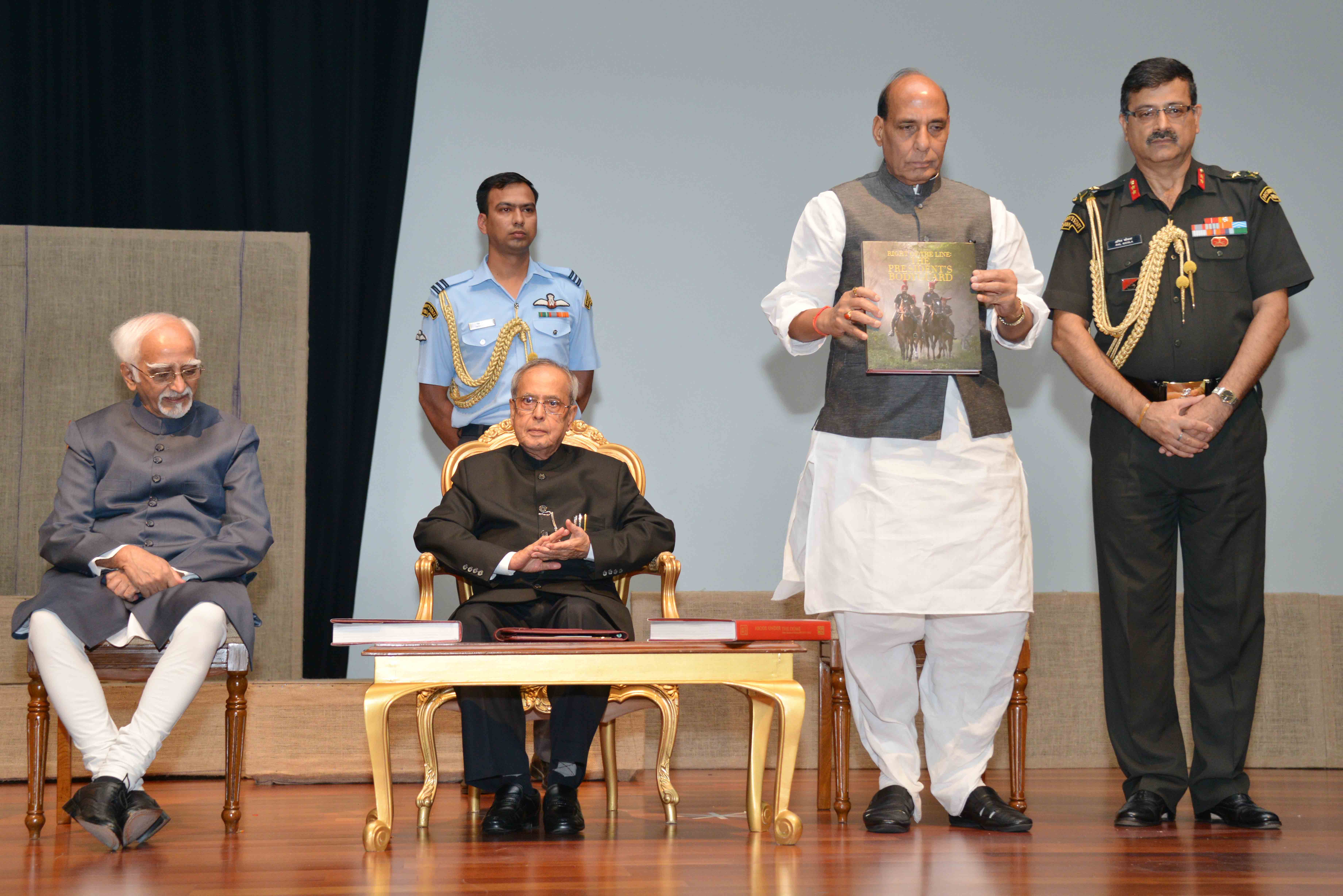 भारत के राष्ट्रपति, श्री प्रणब मुखर्जी 25 जुलाई, 2015 को, राष्ट्रपति भवन में केंद्रीय गृह मंत्री, श्री राजनाथ सिंह द्वारा ‘राष्ट्रपति के बाडीगार्ड’ नामक पुस्तक के विमोचन के दौरान