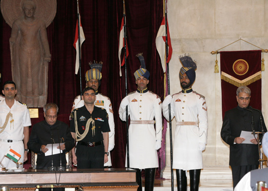 The President of India, Shri Pranab Mukherjee, Swearing-in the New Comptroller and Auditor General of India, Shri Shashi Kant Sharma at the Durbar Hall of Rashtrapati Bhavan in New Delhi on May 23, 2013.