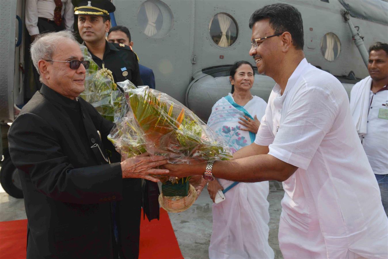 The President of India, Shri Pranab Mukherjee being received by the Dignitaries on his Arrival at Sonarpur Helpad in West Bengal on May 18, 2017.