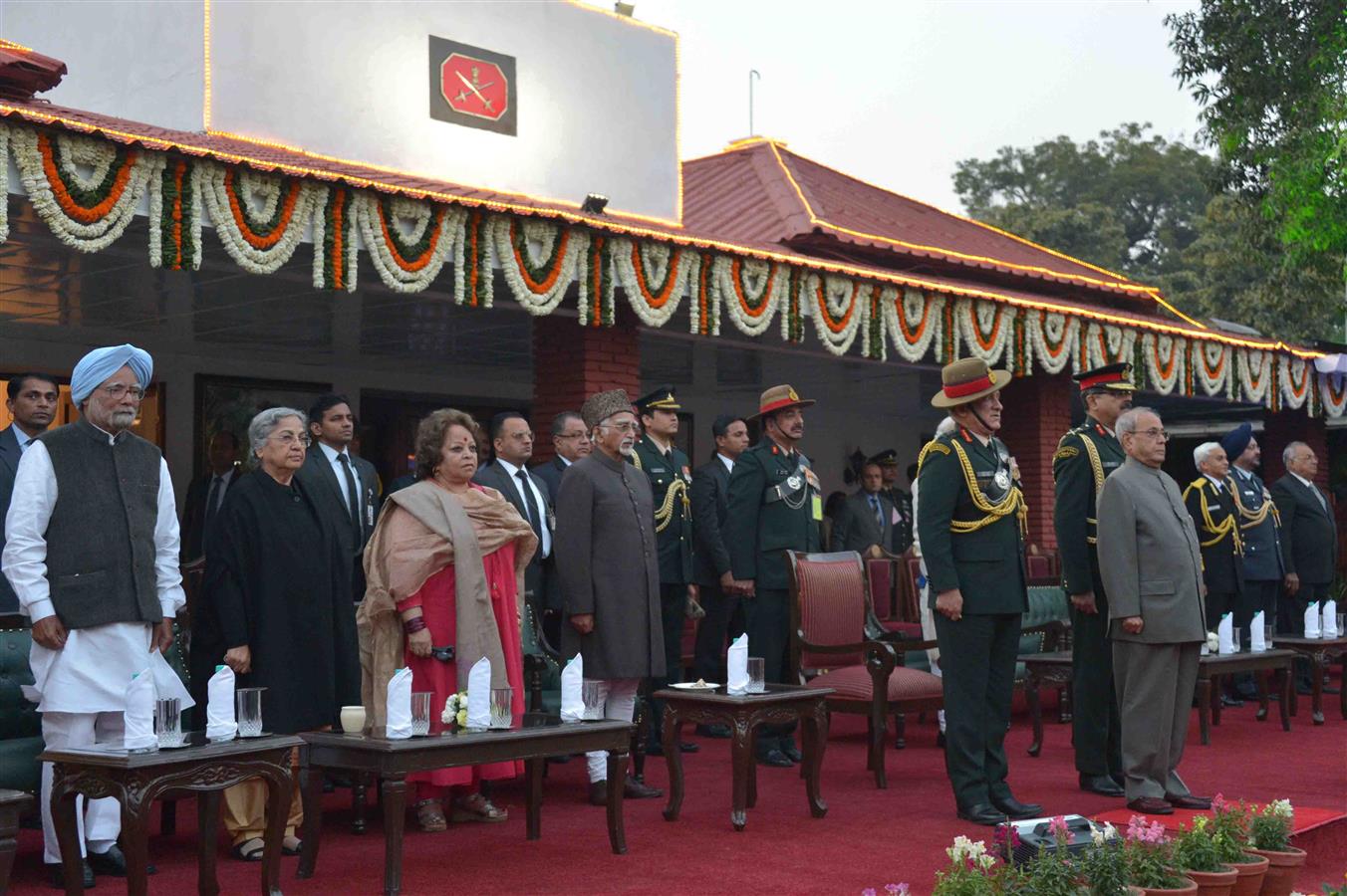 भारत के राष्ट्रपति, श्री प्रणब मुखर्जी 15 जनवरी, 2017 राष्ट्रपति को नई दिल्ली में सेना प्रमुख द्वारा आयोजित सेना दिवस समारोह में भाग लेते हुए।