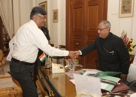 The Vice Chancellor of the University of Kashmir, Srinagar, Prof. Talat Ahmad calling on the President of India, Shri Pranab Mukherjee at Rashtrapati Bhavan in New Delhi on October 31, 2012.